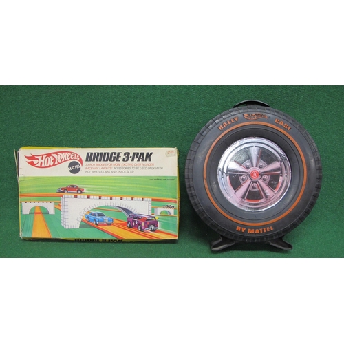 173 - Hot Wheels by Mattel: a 1967 Made in the USA wheel shaped plastic Rally Case for twelve cars togethe... 