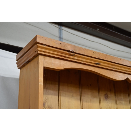 400 - Pine dresser, the upper section having a shaped frieze over two plate shelves, the lower section hav... 