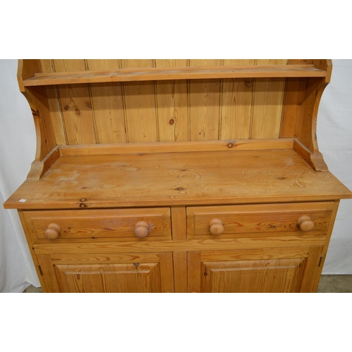 400 - Pine dresser, the upper section having a shaped frieze over two plate shelves, the lower section hav... 