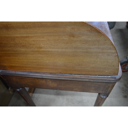 409 - Mahogany dressing table having a central mirror with trinket box below a raised gallery back, one fa... 