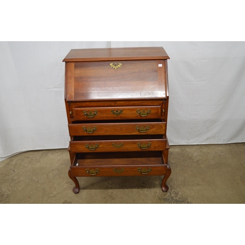 417 - Mahogany bureau made by Alan Dexter in 1977, the fall front opening to a sliding compartment of pige... 