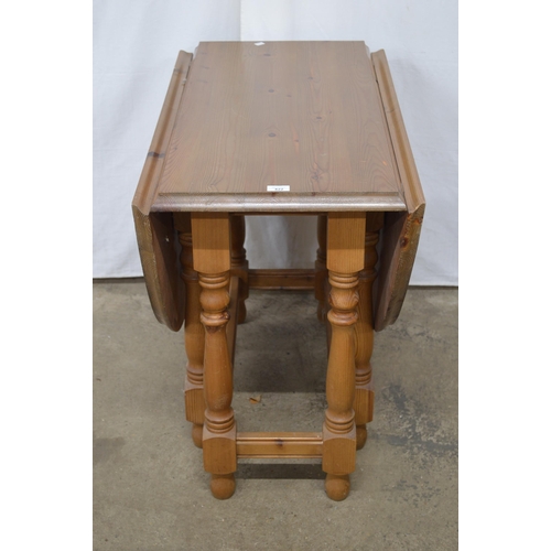 422 - Pine drop leaf gateleg table, standing on turned legs with stretchers - 44cm x 93cm x 76cm tall (clo... 