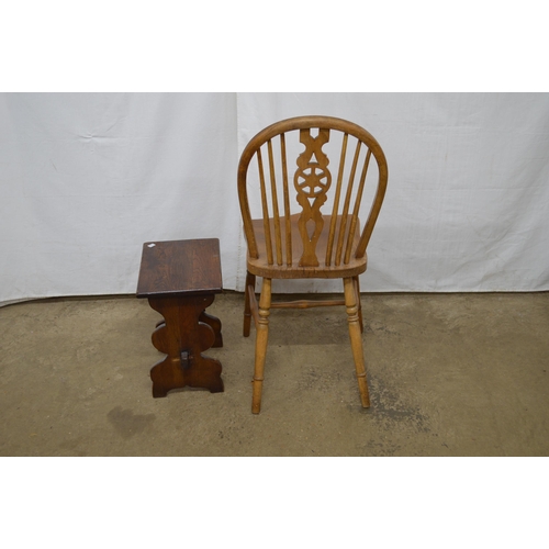 423 - Elm and beech wheelback chair, standing on turned legs with stretchers - 37cm x 38cm x 91cm tall tog... 