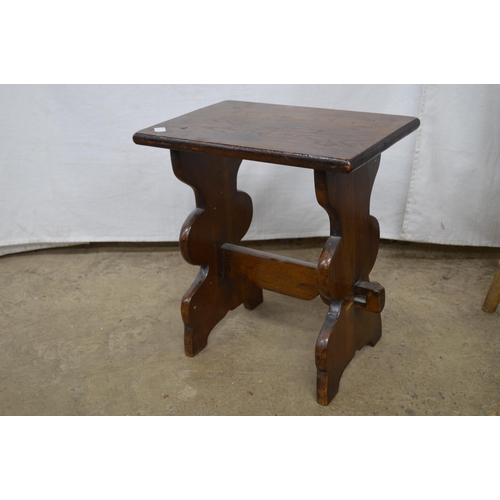 423 - Elm and beech wheelback chair, standing on turned legs with stretchers - 37cm x 38cm x 91cm tall tog... 