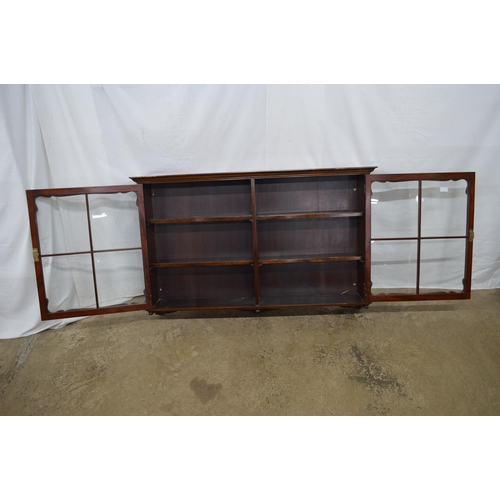 432 - Mahogany wall hanging display cabinet, the two glazed doors opening to two divisions with four adjus... 