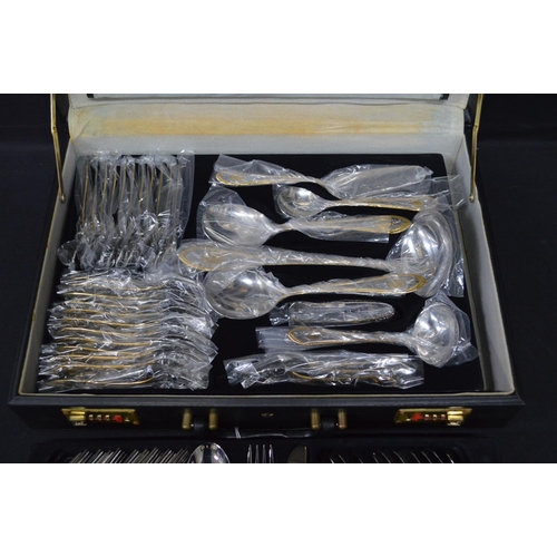 32 - SBS-Bestecke twelve place setting cutlery set housed in lockable brief case