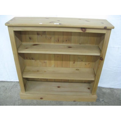 388 - Pine open bookshelves having two adjustable shelves, standing on a plinth base - 91.5cm x 25cm x 92c... 