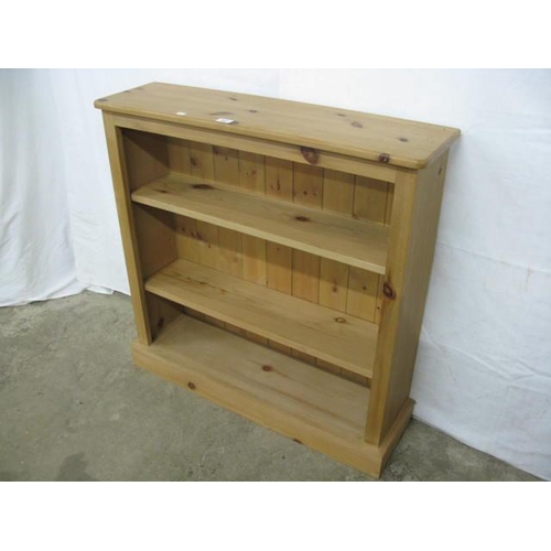 388 - Pine open bookshelves having two adjustable shelves, standing on a plinth base - 91.5cm x 25cm x 92c... 