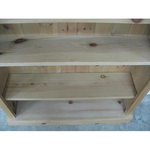 388 - Pine open bookshelves having two adjustable shelves, standing on a plinth base - 91.5cm x 25cm x 92c... 