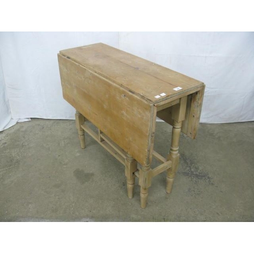 389 - Pine gateleg table standing on turned legs with stretchers - 91cm x 36cm x 76cm tall closed, 91cm x ... 