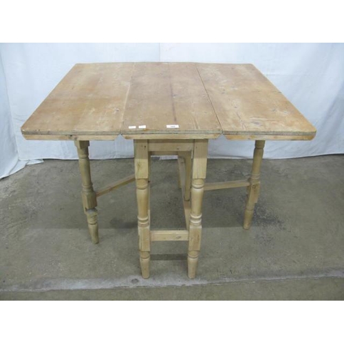 389 - Pine gateleg table standing on turned legs with stretchers - 91cm x 36cm x 76cm tall closed, 91cm x ... 