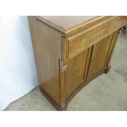 456 - Mahogany secretaire, the fall front drawer opening to an arrangement of maple fronted drawers and pi... 