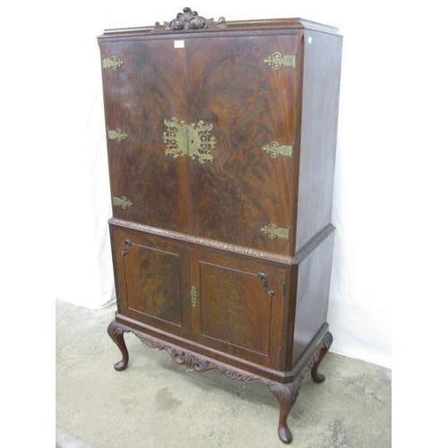 380 - Mahogany drinks cabinet, the top section having two doors opening to a maple lined interior with mir... 