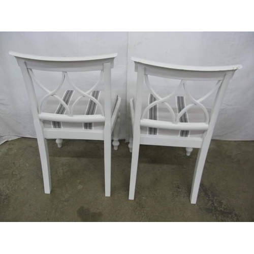 527 - Painted duet seat having shaped slat back and padded seat, standing on shaped front supports - 84cm ... 