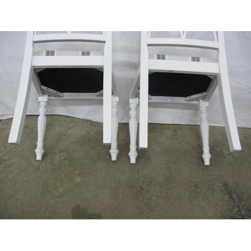 527 - Painted duet seat having shaped slat back and padded seat, standing on shaped front supports - 84cm ... 