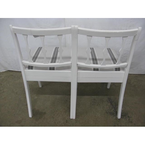 527 - Painted duet seat having shaped slat back and padded seat, standing on shaped front supports - 84cm ... 