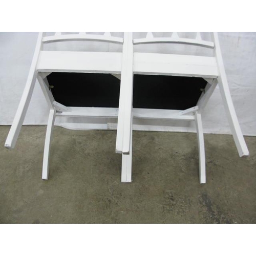 527 - Painted duet seat having shaped slat back and padded seat, standing on shaped front supports - 84cm ... 