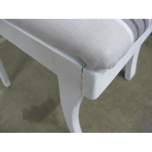 527 - Painted duet seat having shaped slat back and padded seat, standing on shaped front supports - 84cm ... 