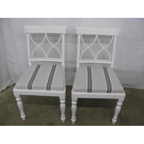 527 - Painted duet seat having shaped slat back and padded seat, standing on shaped front supports - 84cm ... 