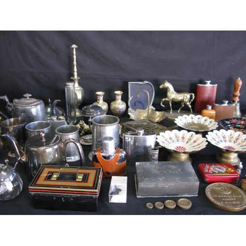 Collection of metalware to include: silverplate and brassware