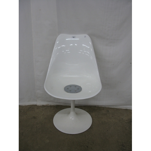 406 - Rudi Bonzanini white swivel tulip style chair standing on circular base - 48cm x 52cm x 79cm tall (n... 