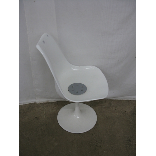 406 - Rudi Bonzanini white swivel tulip style chair standing on circular base - 48cm x 52cm x 79cm tall (n... 