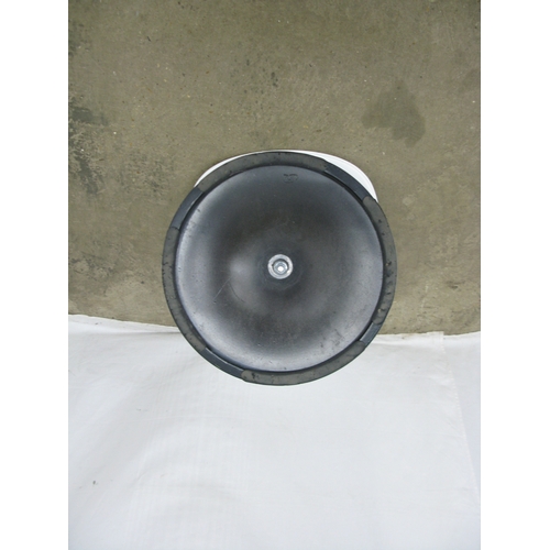 406 - Rudi Bonzanini white swivel tulip style chair standing on circular base - 48cm x 52cm x 79cm tall (n... 