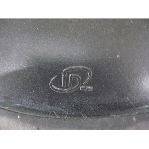 406 - Rudi Bonzanini white swivel tulip style chair standing on circular base - 48cm x 52cm x 79cm tall (n... 