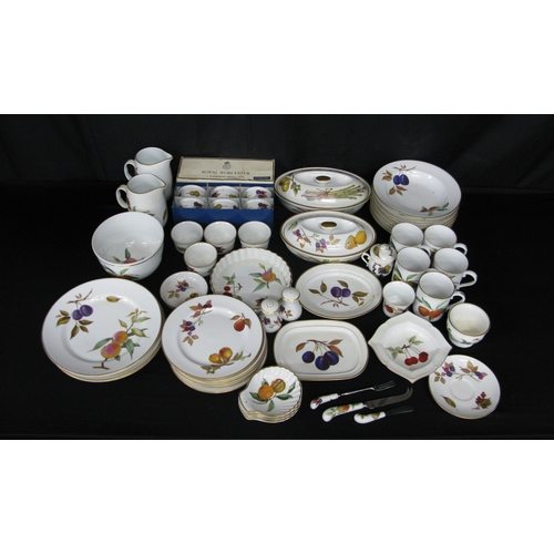 103 - Royal Worcester Evesham part tea and dinner ware to comprise: five mugs, two 14cm tall jugs, six box... 