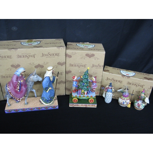 110 - Jim Shore Christmas themed figurines and hanging ornaments to comprise: Frosty Friends 4005448, He K... 