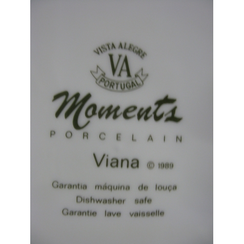 112 - Portuguese Vista Alegre porcelain part tea and dinner ware to comprise: eight tea cups, ten 16.5cm s... 