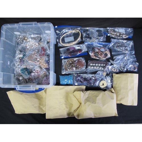 79 - Quantity of mixed costume jewellery to include: necklaces, brooches, bracelets, earrings and watches
