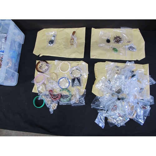 79 - Quantity of mixed costume jewellery to include: necklaces, brooches, bracelets, earrings and watches