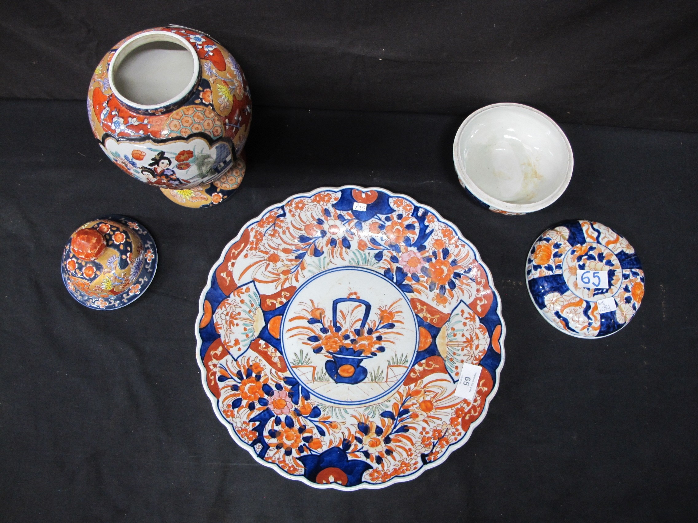 Group of Imari ware items to comprise: urn with cover - 31cm tall ...