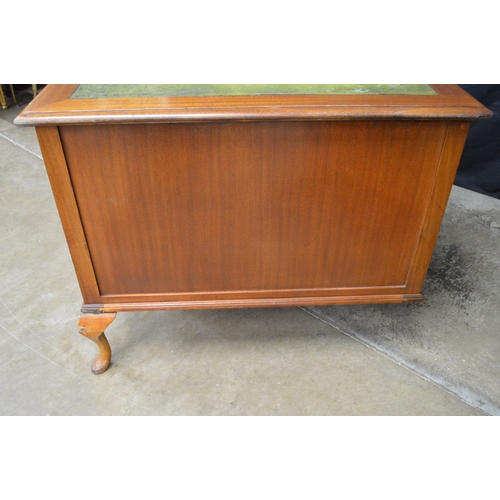 254 - Mahogany kneehole desk having green leather insert over a series of slides and drawers with brass ha... 