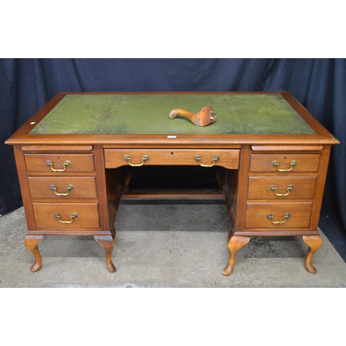254 - Mahogany kneehole desk having green leather insert over a series of slides and drawers with brass ha... 