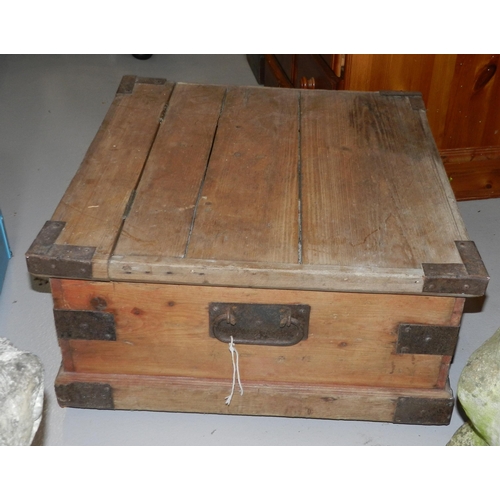 121 - Wooden trunk, possibly for vines, 28cm height , 51x52cm