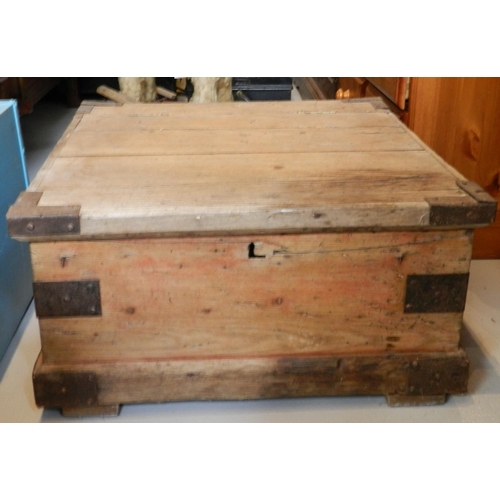 121 - Wooden trunk, possibly for vines, 28cm height , 51x52cm