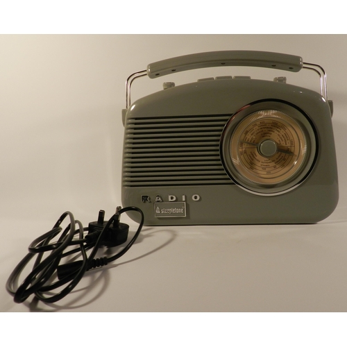 211 - Retro Radio, new, mint condition