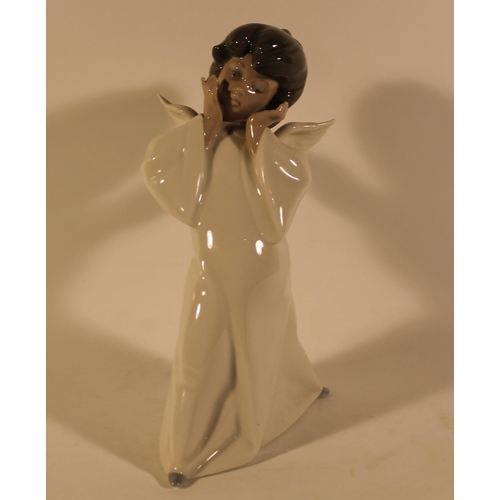 366 - Lladro porcelain figurine of an Angel girl, mint condition