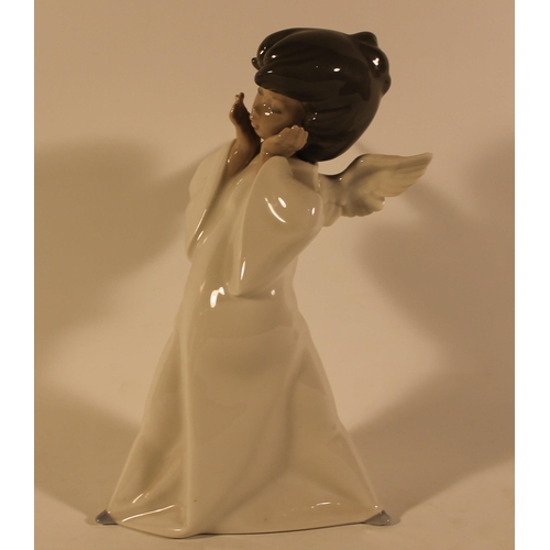 366 - Lladro porcelain figurine of an Angel girl, mint condition