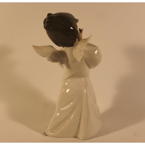 366 - Lladro porcelain figurine of an Angel girl, mint condition