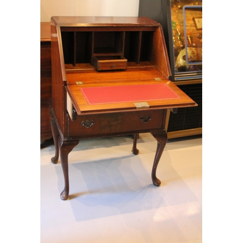 126 - Small Ladies Mahogany Writing Bureau Desk, 39 Inches High, ( 24 Inches x 16.5 Inches )