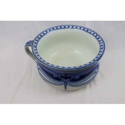 16 - Vintage Royal Doulton Aubrey Chamber Pot, diameter 10 and 1/2 '' inches ( 27cm )