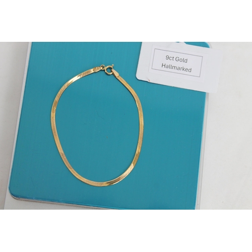 93 - 9 Carat Gold Bracelet