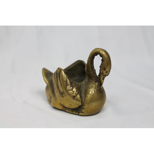 255 - Vintage Solid Heavy Brass Swan , 5.5 cm