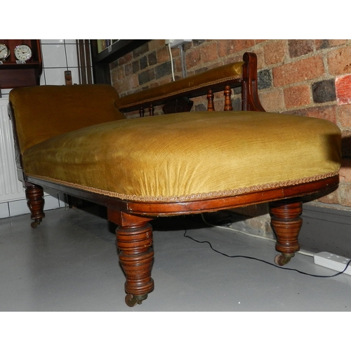 274 - Day bed sofa on wheels apx 191cm length,