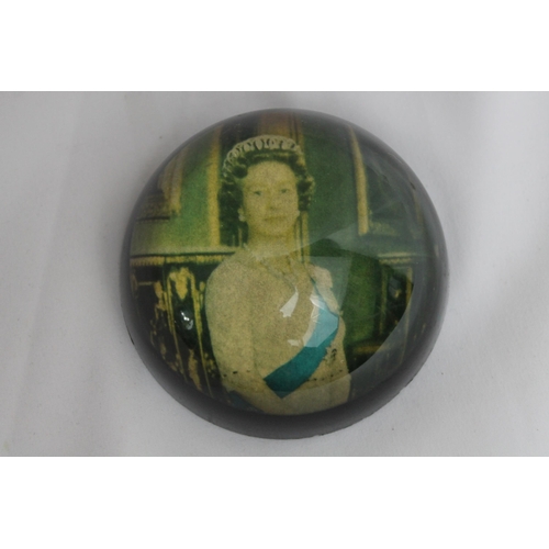 217 - Queen Elizabeth II. , Vintage Glass Paperweight, 8 cm in diameter