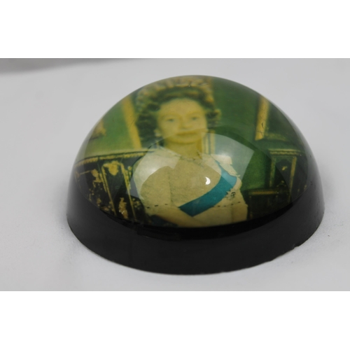 217 - Queen Elizabeth II. , Vintage Glass Paperweight, 8 cm in diameter