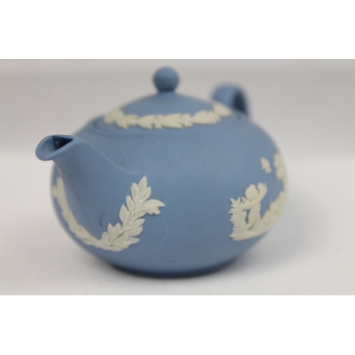 335 - Wedgwood Pottery Miniature Tea Pot, 6cm in diameter